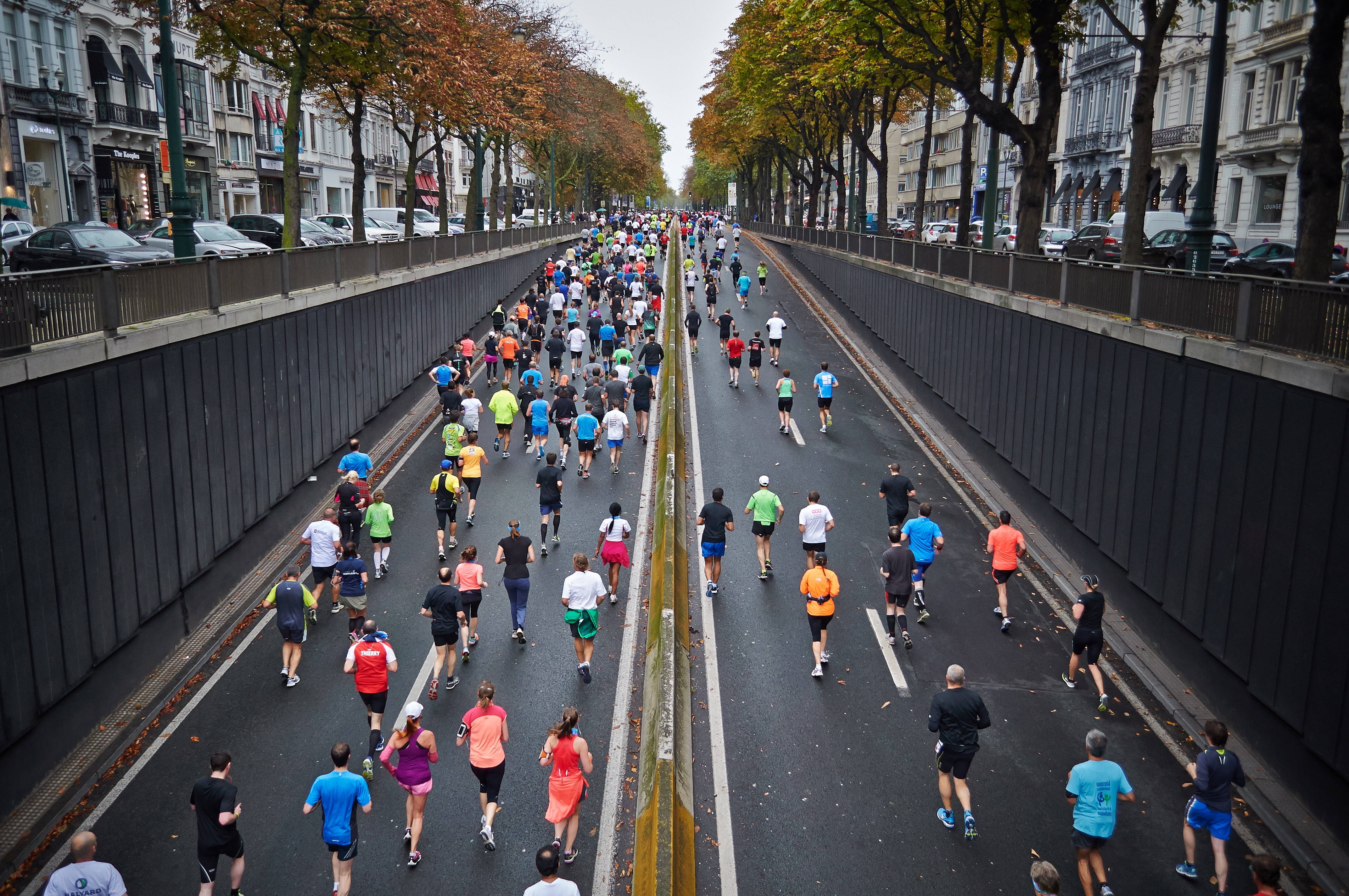 งานวิ่งมาราธอน มีคนมาร่วมมากมายMarathon Run There were many people attending.