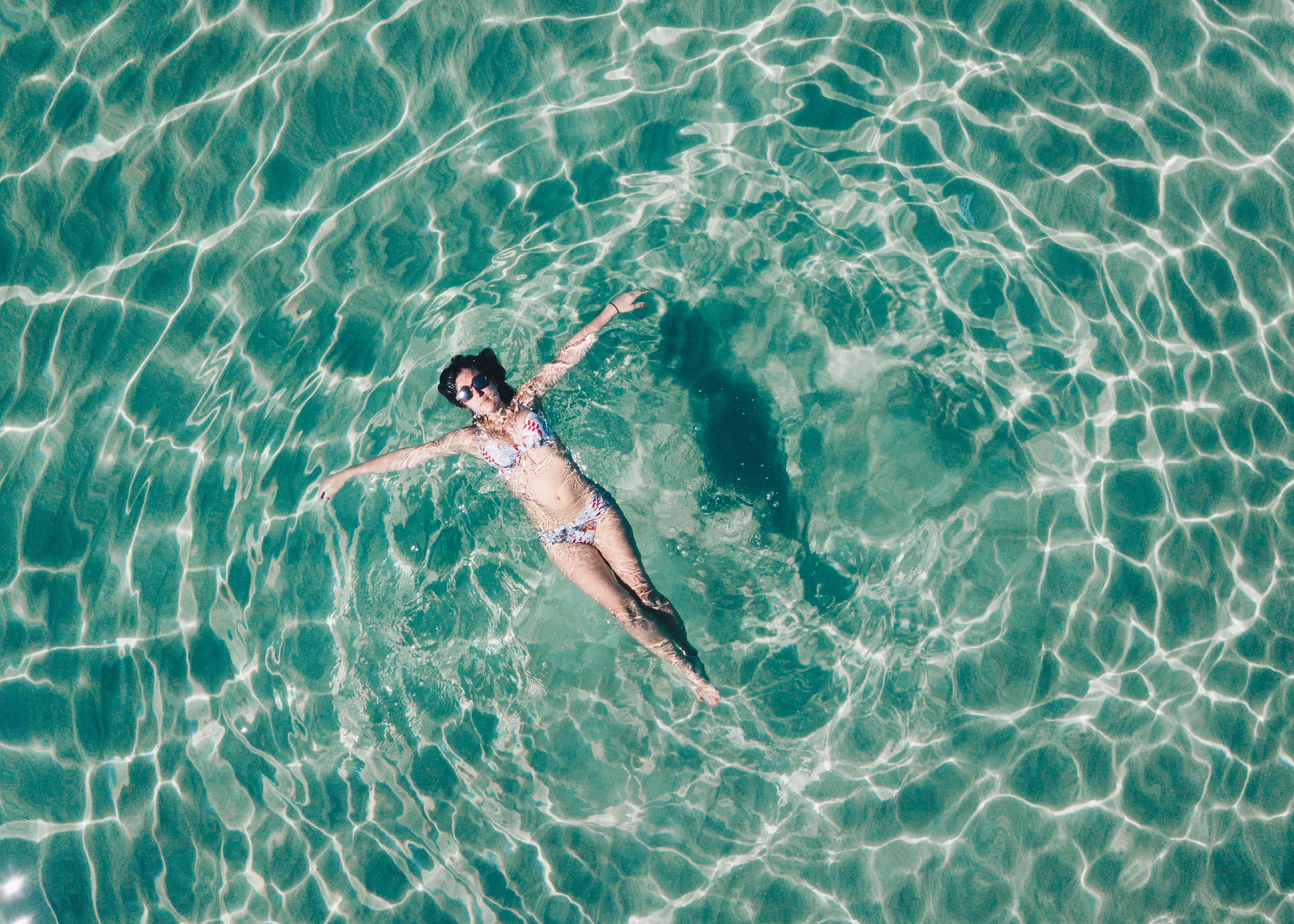 ผู้หญิงกำลังว่ายน้ำในสระน้ำWoman swimming in the pool