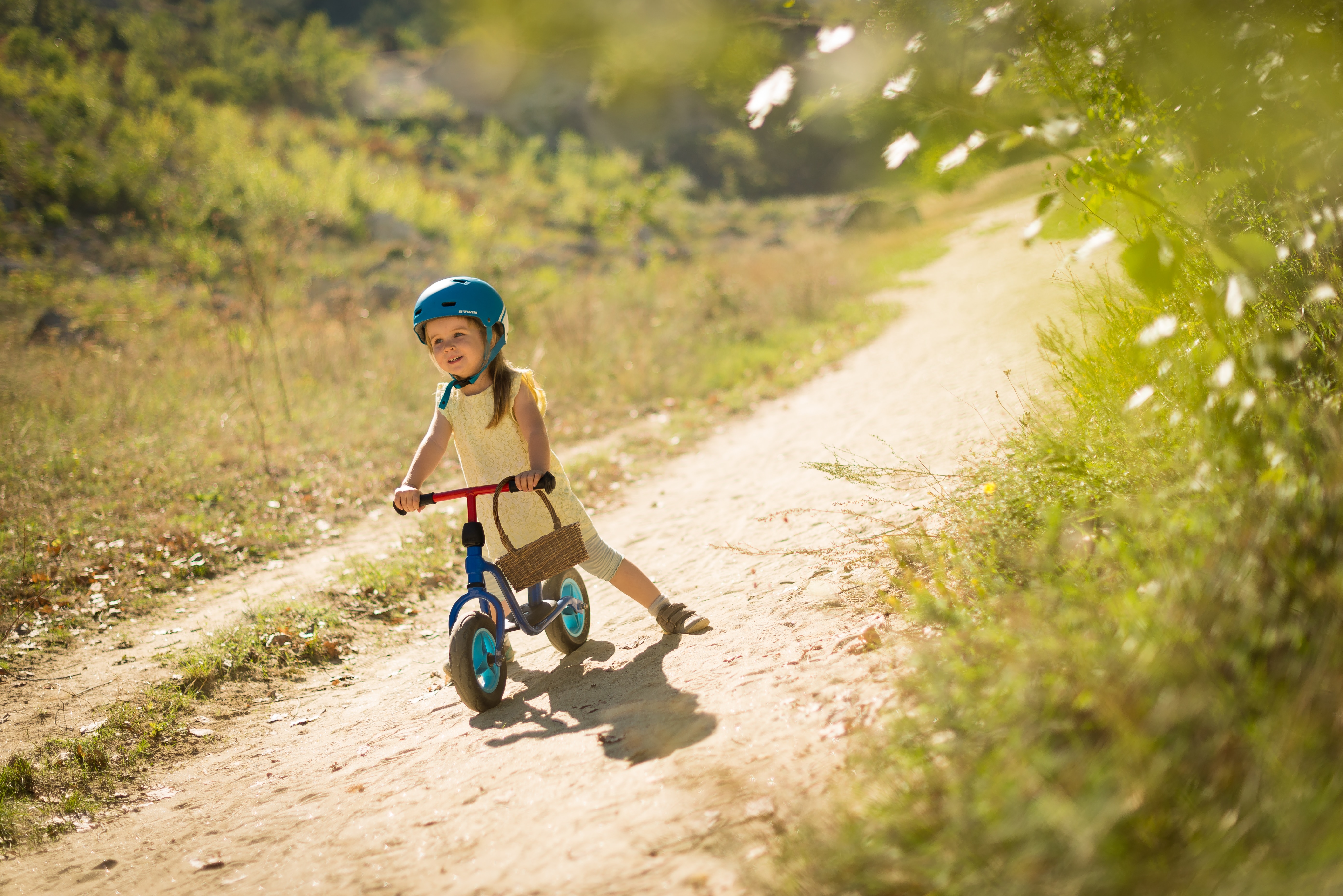 เด็กผู้หญิงกำลังขี่จักรยานGirl riding bike
