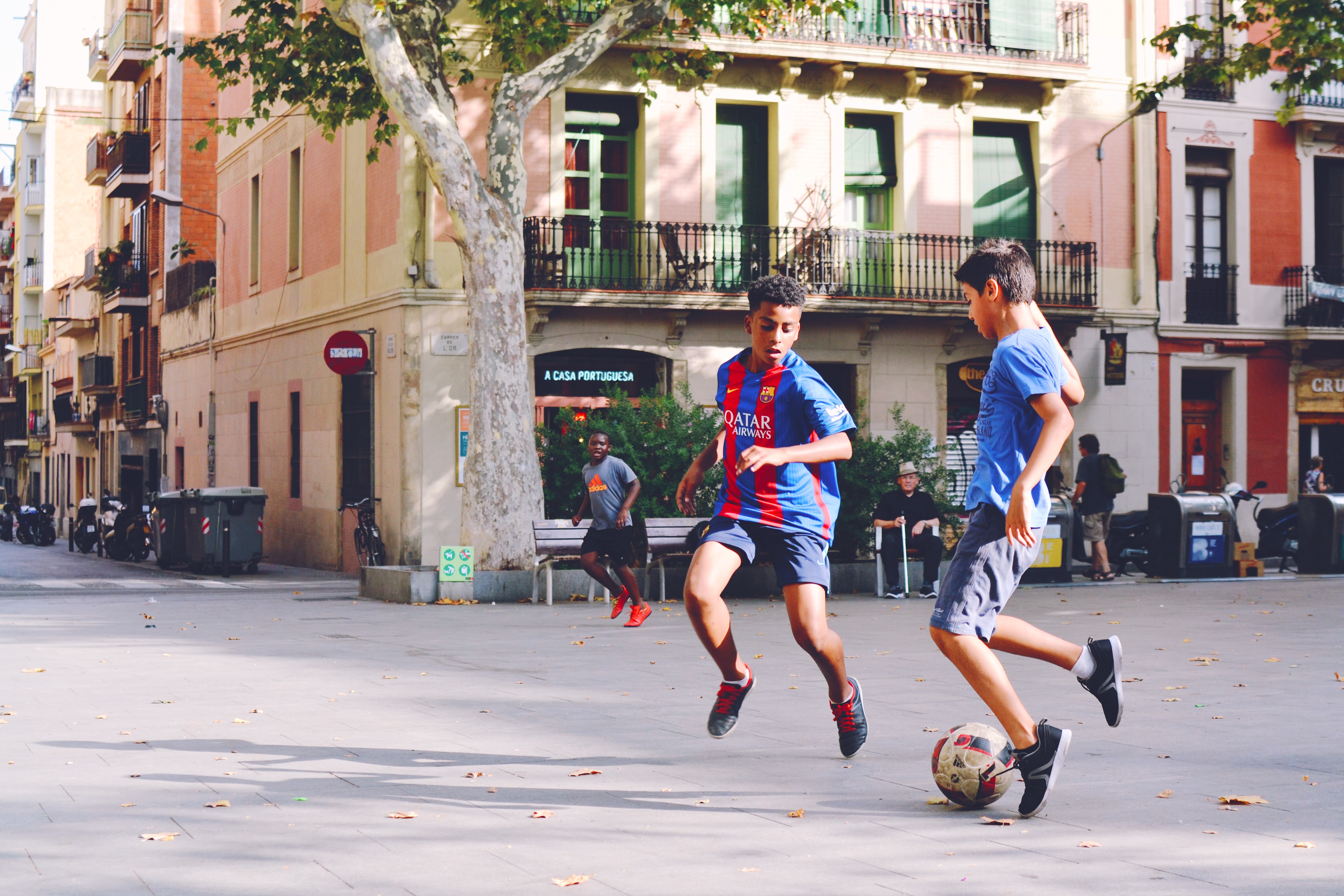 เด็กผู้ชาย 2 คนกำลังเตะบอลTwo boys kicking a ball